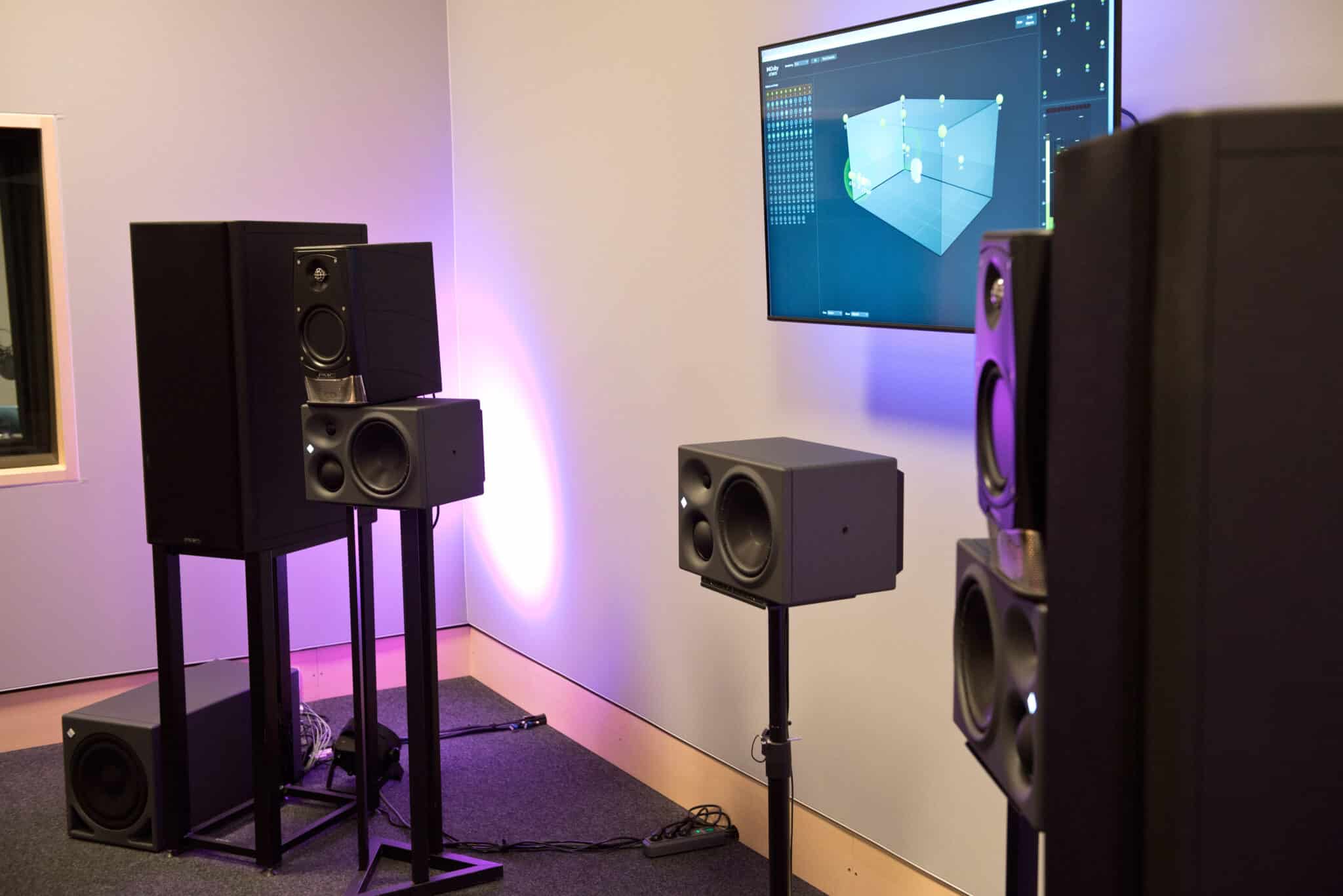 Für die Dolby-Atmos-Mischung kommen Neumann KH 310 A zum Einsatz. Zwei Neumann KH 810 unterstützen nicht nur im Bass, sondern bieten außerdem eine Frequenzweiche und die nötigen Anschlüsse für die KH 310 A. Die beiden PMC-Monitor-Paare kommen nur für Stereo-Musikproduktionen zum Einsatz. 